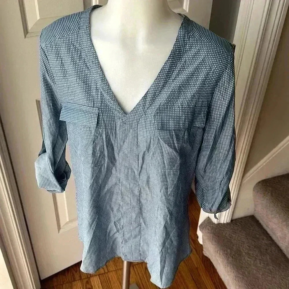 Size M pullover light blue and white polka dot blouse from Express - Picture 1 of 7